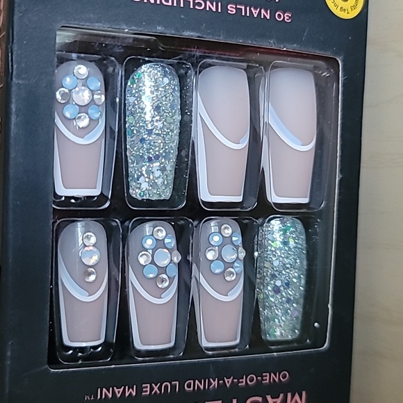 🌵 4/$20 KISS Masterpiece Glue on Nails Glitter Rhinestones Long New 88136 - Picture 3 of 5